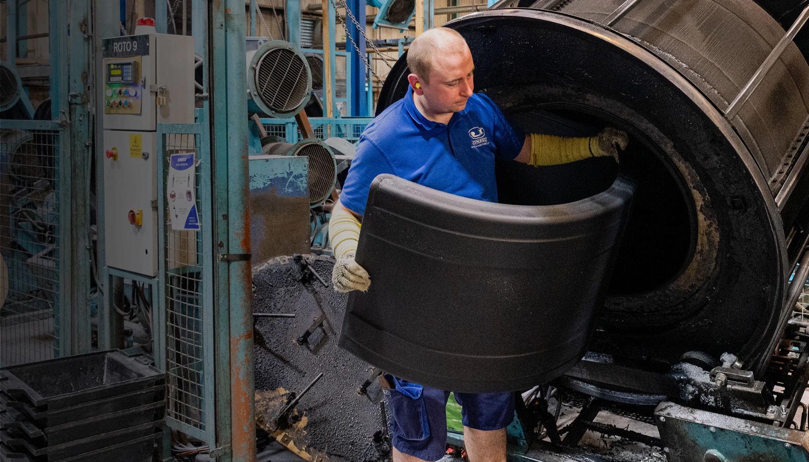 Operator removing a moulded mudguard from the tool